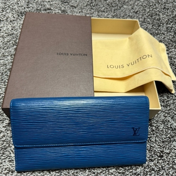 Louis Vuitton epi wallet - Picture 1 of 13